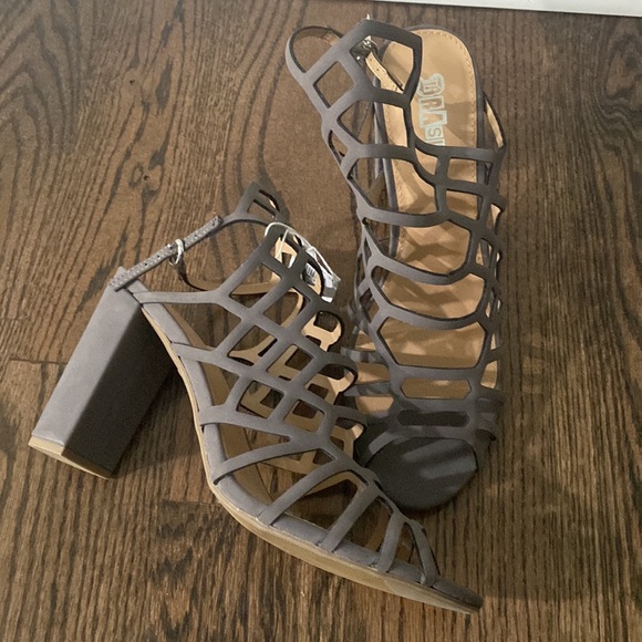 TRASH—-Shoes - - Picture 2 of 3